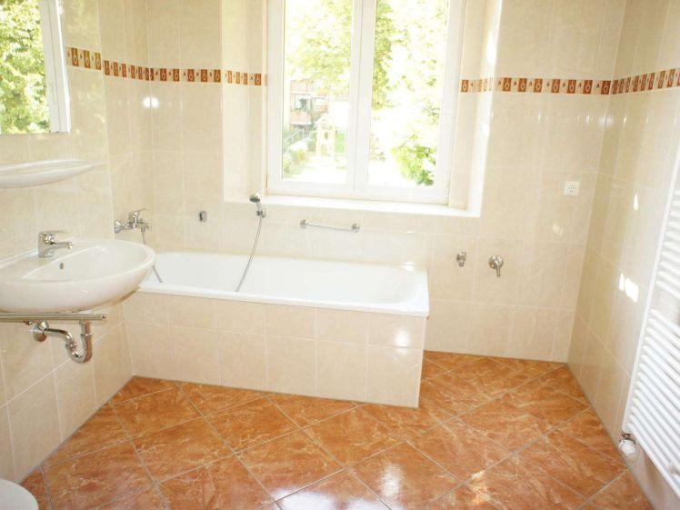 TOP Lage /Laminat und Bad mit Fenster / an der Humboldthöhe ! - Foto 1