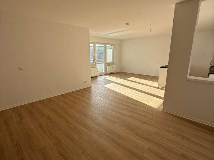 frisch renovierte 4-Zi-Whg mit EBK, Balkon, Gäste-WC - Foto 1