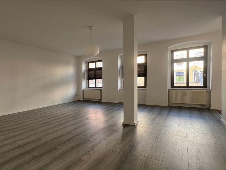 Großes Wohnzimmer mit dekorativer Säule... - Photo 1