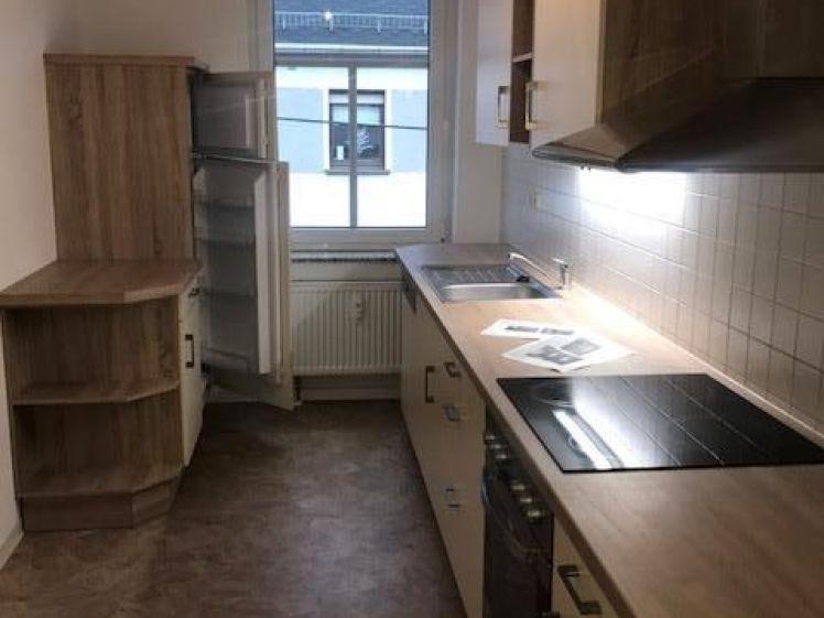 Großzügige 3-Zimmer mit Laminat, Balkon, EBK, SP und Wannenbad in ruhiger Lage! - Foto 1