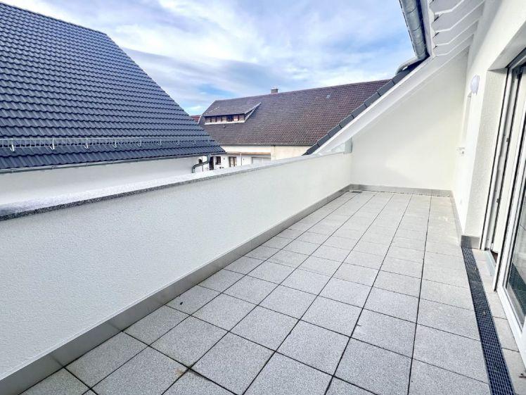 Nur mit Wohnberechtigungsschein! Erstbezug - Moderne 4 Zimmer NB Maisonette Wohnung mit großem Balkon - Photo 1
