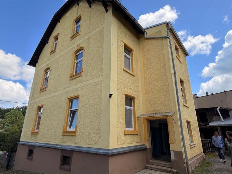 Gemütlicher Wohntraum mit Kachelofen & Gartenanteil in Weischlitz - Photo 1