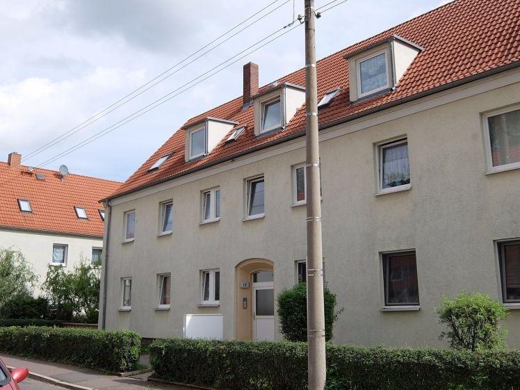 Böhlen - 4-Raum-Familienwohnung mit praktischer Raumaufteilung und Tageslichtbad mit Wanne - Foto 1