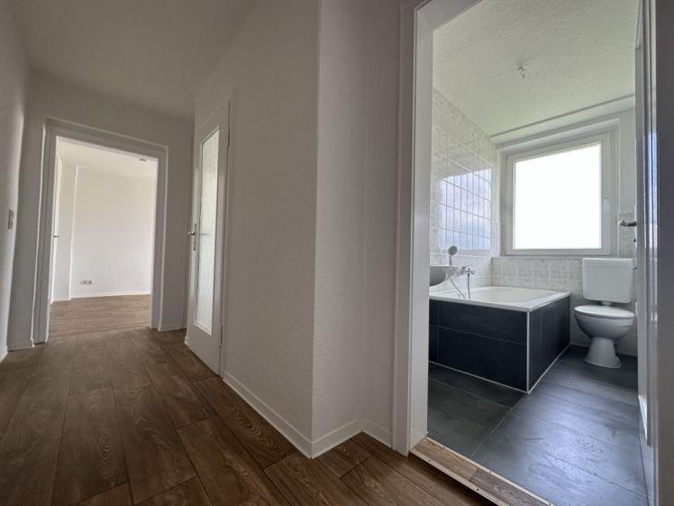 Lichtverwöhnte 2-Zimmer-Wohnung mit separater Küche und Balkon - Foto 1