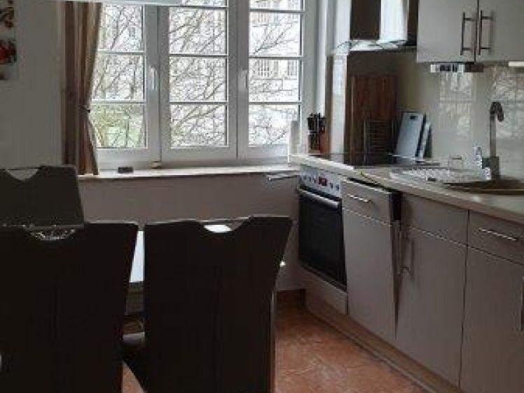 Wohnen im Heimgarten 1.OG inkl. EBK + Möbelierung ! Bad mit Wanne - Balkon ! - Foto 1