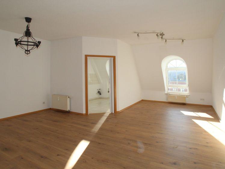 Schöne DG-Wohnung mit attraktivem Laminat und Aufzug - Photo 1