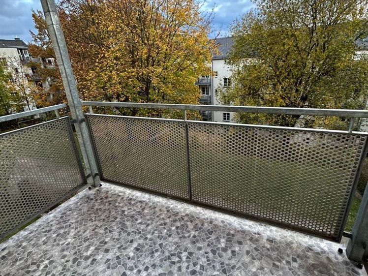 Gemütliche 3-Zimmer mit Laminat, Balkon und Wannenbad in ruhiger Lage! EBK mgl. - Photo 1