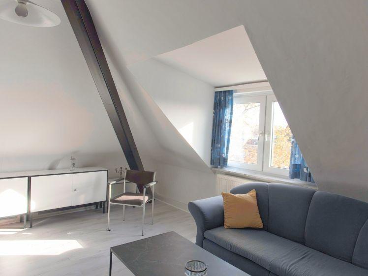 Sehr schöne helle Dachgeschosswohnung - Foto 1