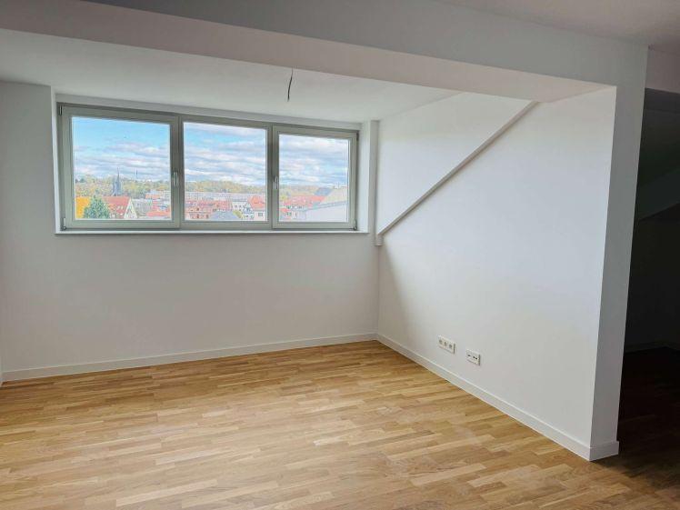 ***DACHGESCHOSSWOHNUNG~ERSTBEZUG~TOLLER GRUNDRISS~3 RÄUME~BALKON~STELLPLATZ*** - Photo 1