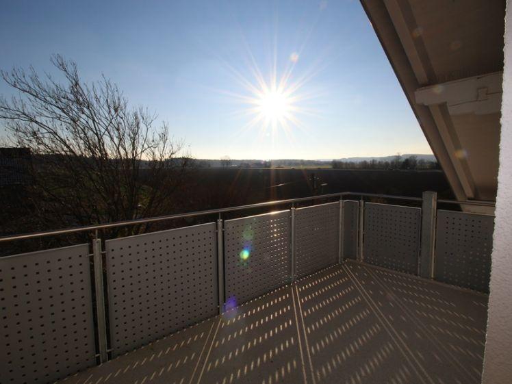 Schöne 3-Zimmer-DG-Wohnung mit Balkon, Gartenbenutzung und Garage - Photo 1