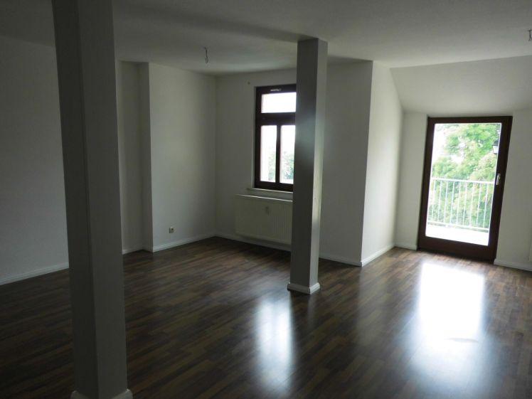 4-Zimmer-DG-Wohnung mit Balkon mit Ausblick in relativ ruhiger Stadtlage (Nebenstraße - nur 5 Gehminuten zum Zentrum). - Foto 1