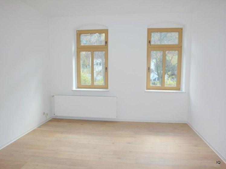 Erstbezug nach umfassender Renovierung * Sehr schöne 4-Zimmer-Wohnung mit Laminatboden "Dielenoptik" - Foto 1