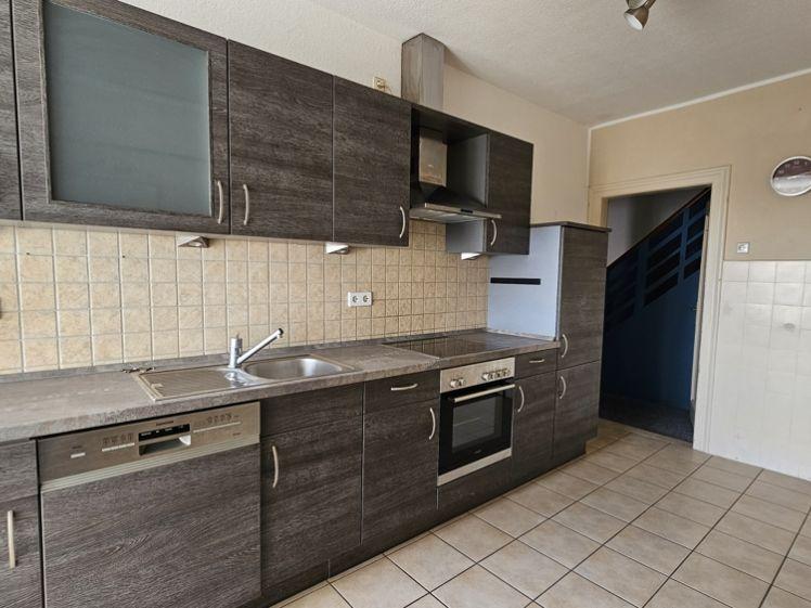Stadtzentrale 4 Zimmerwohnung mit PKW-Stellplatz zu vermieten! - Photo 1