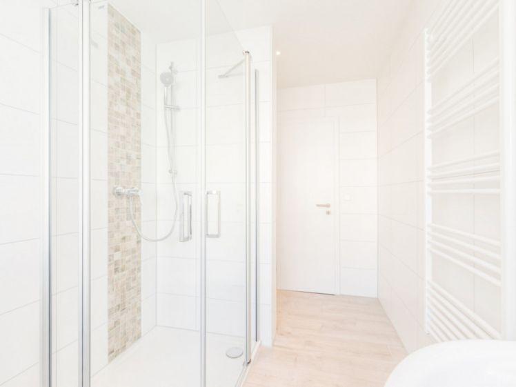 Großes Bad / Modern / Extra Hauswirtschaftsraum - Foto 1