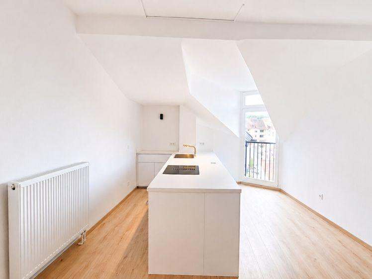 Neu renoviertes Dachgeschoss 3ZKB mit neuer Einbauküche in SB - CITY - Foto 1