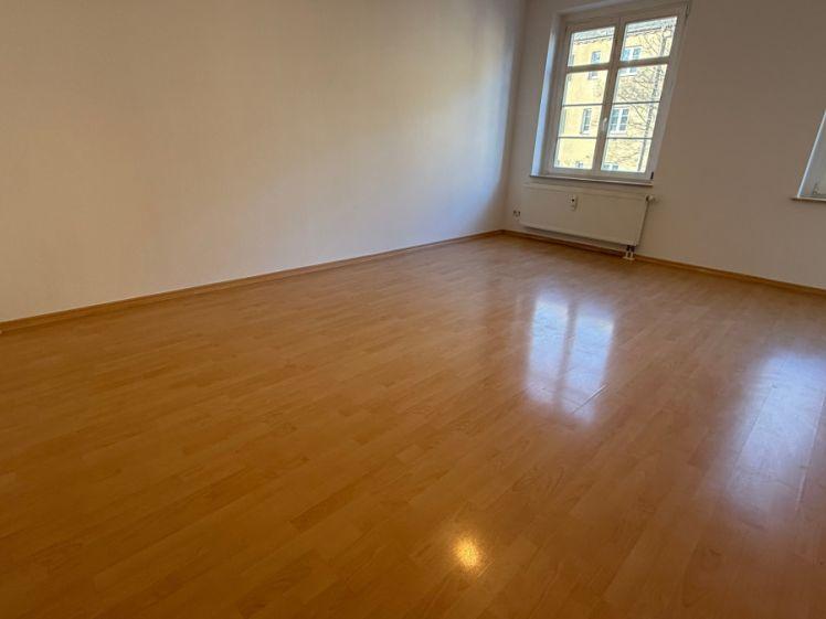 1. OG mit Laminat - Bad mit Wanne und offener Küche ! - Photo 1