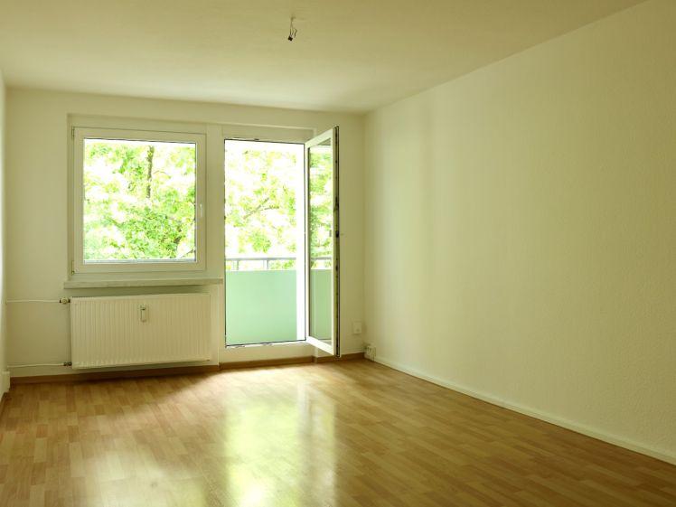 Modernes Wohngefühl: Erstbezug nach Sanierung mit großem Balkon und kostenfreien Stellplätzen - Photo 1