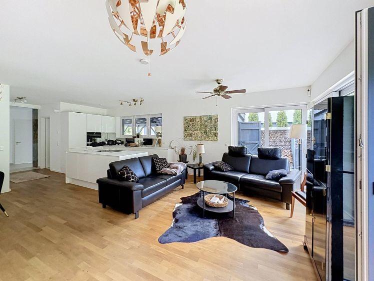 Hochwertig möblierte Doppelhaushälfte mit Garten, 5 Zimmern und Carport in Potsdam - Photo 1