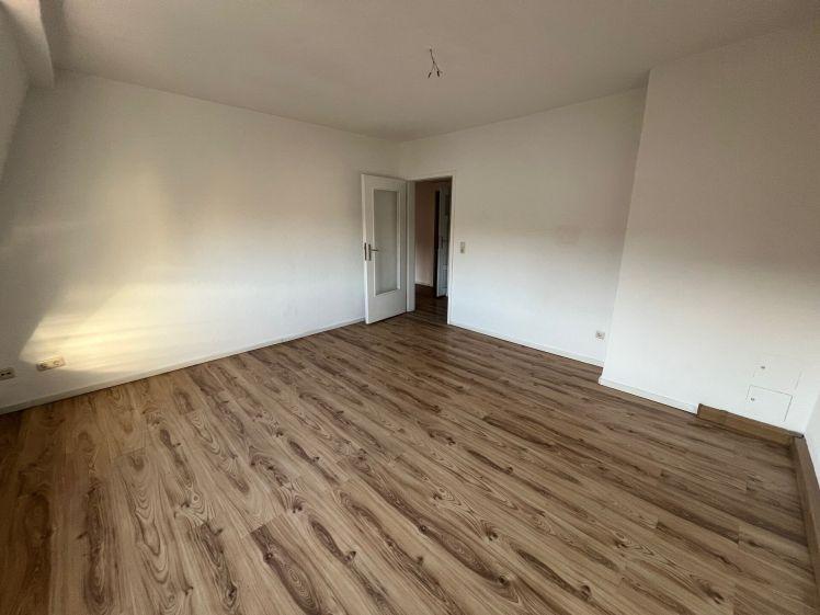 Sofort bezugsfrei: Großzügig geschnittene 4-Zimmer-Wohnung (ca. 99 m²) - Photo 1