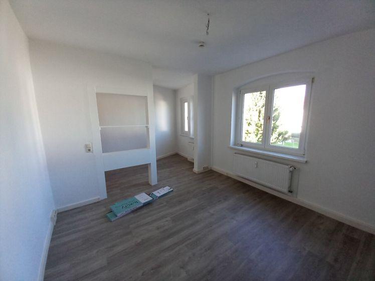 lichtdurchflutete, teilsanierte 2-Zimmer Wohnung im 1. OG der Altenburger Str. 115, Bezug ab sofort! - Photo 1