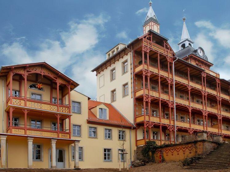 Traumhafte 5-Raum-Wohnung mit Blick über Radebeul bis nach Dresden und großem Balkon + Terrasse - Photo 1