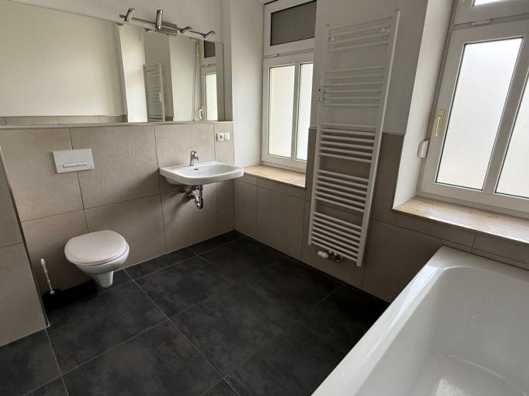 Terrasse - Stellplatz mgl. - Wanne u. Dusche - Parkett - Frei ab 1.4.26 - Photo 1