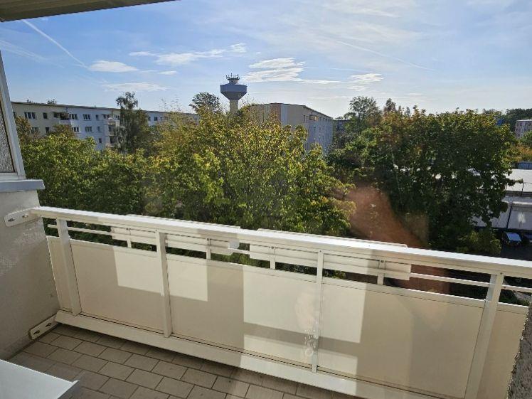Ganz Oben wohnen! Schöne praktische 2-Raum Whg. mit Balkon und Aussicht! - Photo 1