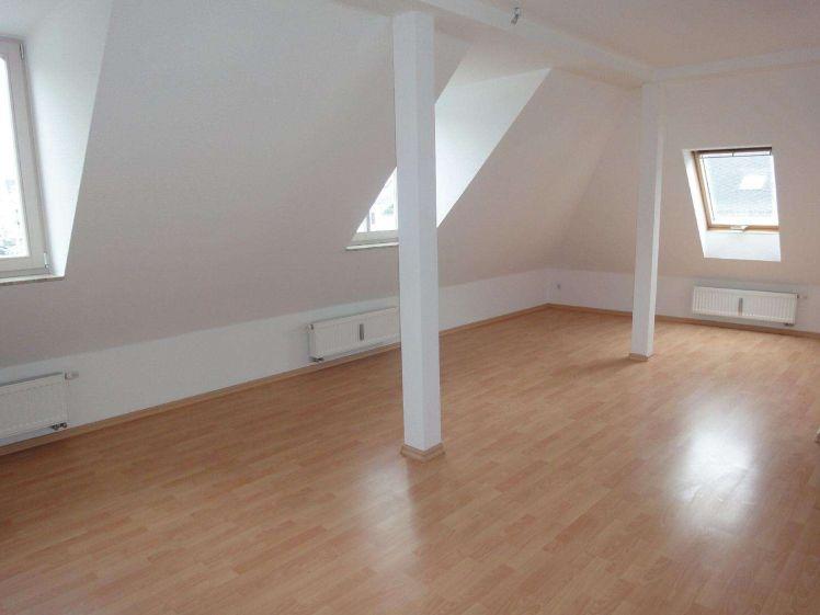 Frei ab 1.2.26 - Gemütliche Dachschrägen und Bad mit Fenster - Photo 1