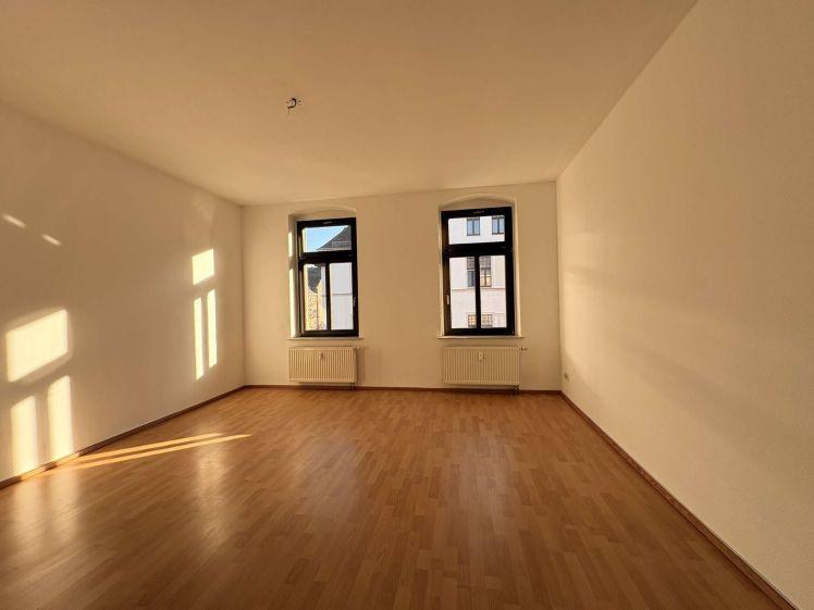 IHR NEUES ZUHAUSE! Große, helle 2-Raumwohnung mit neuem Bad in Bernsdorf! - Photo 1