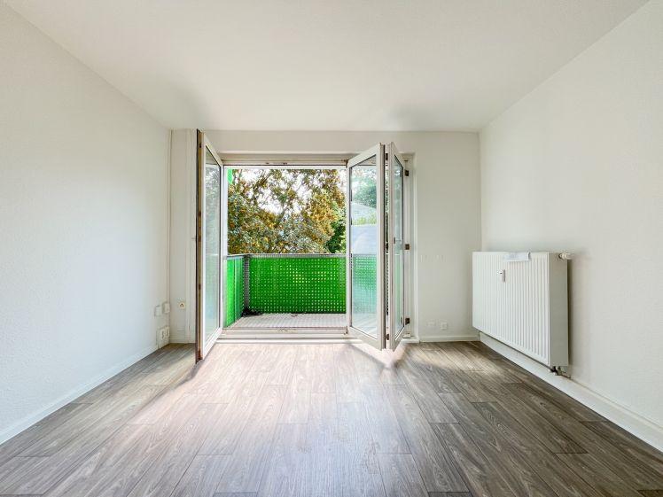 Lichtdurchflutete Wohnung mit stilvollen Flügeltüren zum Balkon in ruhiger Lage - Foto 1