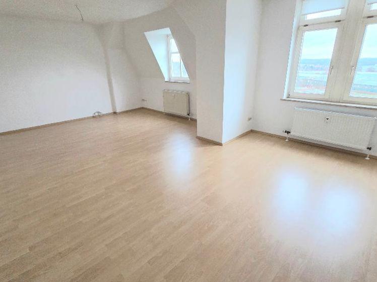 Geräumige 3-Raum DG-Whg. mit großem Wohnzimmer sowie Bad mit Fenster - Photo 1