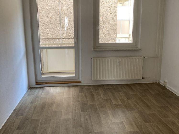 Stilvoll wohnen für Singles oder Paare: Balkon und Einkaufsmöglichkeiten direkt vor der Tür. - Foto 1