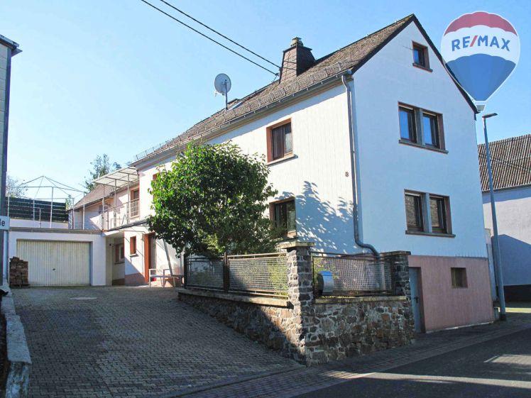 Einfamilienhaus mit 5-ZKB, großer Dachterrasse und Garage in Eppenrod - Photo 1