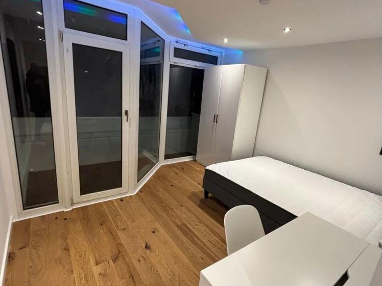 Helles WG-Zimmer sucht neuen Bewohner/ Kreuzhofstraße 6, München/ WE41 / Zi.3 - Photo 1