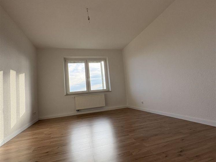 Sonnige, modernisierte 3-Zimmer-Wohnung mit tollem Weitblick und Bad mit Fenster! - Photo 1