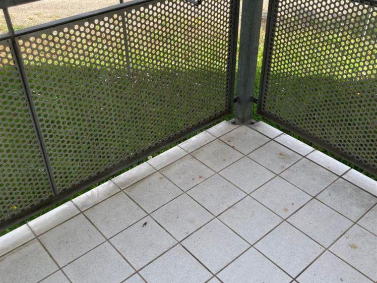 Kompakte 2-Zimmer mit Laminat, Wannenbad & Balkon in ruhiger Lage! - Photo 1