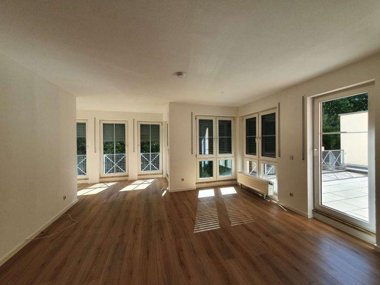Attraktive 2-Raum-Wohnung mit Wintergarten und großer Terrasse in ruhiger Wohnlage - Photo 1