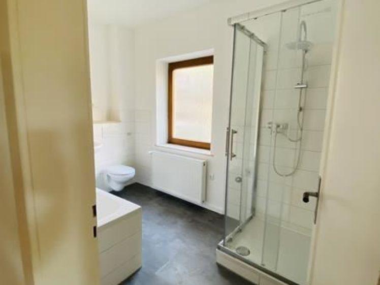 2-Zimmer mit neuem Laminat, neuem Bad mit Wanne und Dusche und in zentraler Lage! - Photo 1