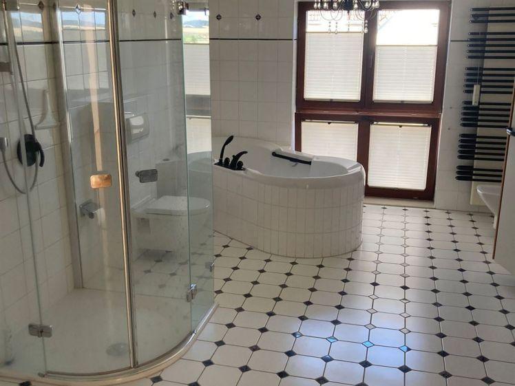 DG 4-Zi. mit 2xSP, Balkon, Sauna, EBK, Dusche und Wannenbad mit Fenster in Toplage! - Photo 1