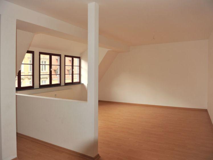 Gemütliche City-Dachgeschosswohnung direkt am Hauptmarkt mit EBK und Aufzug! - Photo 1