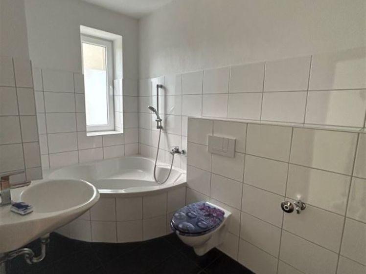 Großzügige 3-Zimmer mit Laminat, Balkon und Eckwanne in guter Lage - Foto 1