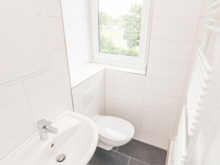 Modernes Bad mit Fenster / Aufzug - Foto 1