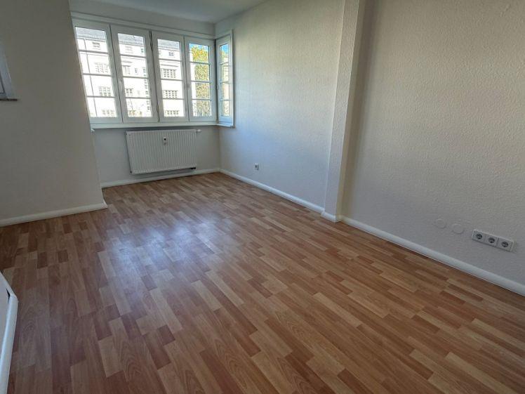 1. OG ! geräumige Küche - Außenstellplatz - am Heimgarten ! - Photo 1