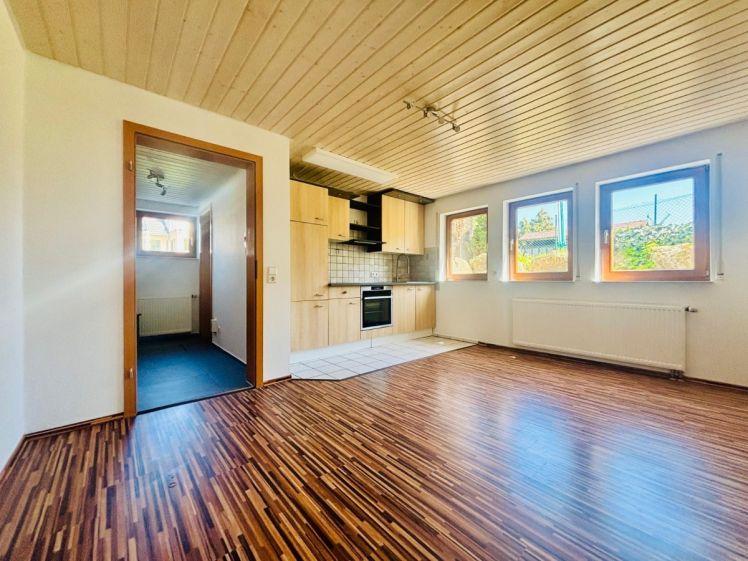 Kompakt, hell, ruhig – 2-Zimmer-Wohnung mit Einbauküche & Stellplatz zu vermieten - Foto 1