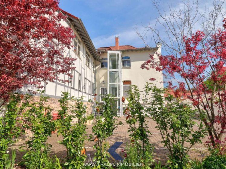 teilmöblierte charmante 2-Zi.-Whg. in repräsentativer Villa mit Garten, EBK und PKW-Stellpl. - Photo 1