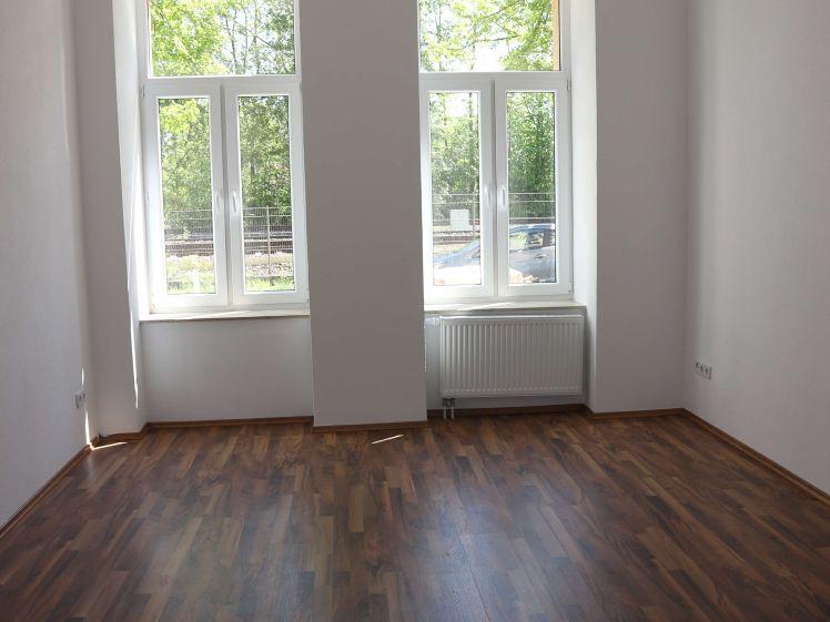 Frei ab sofort - Tageslichtbad mit Eckbadewanne - XXL Wohnzimmer ! - Foto 1