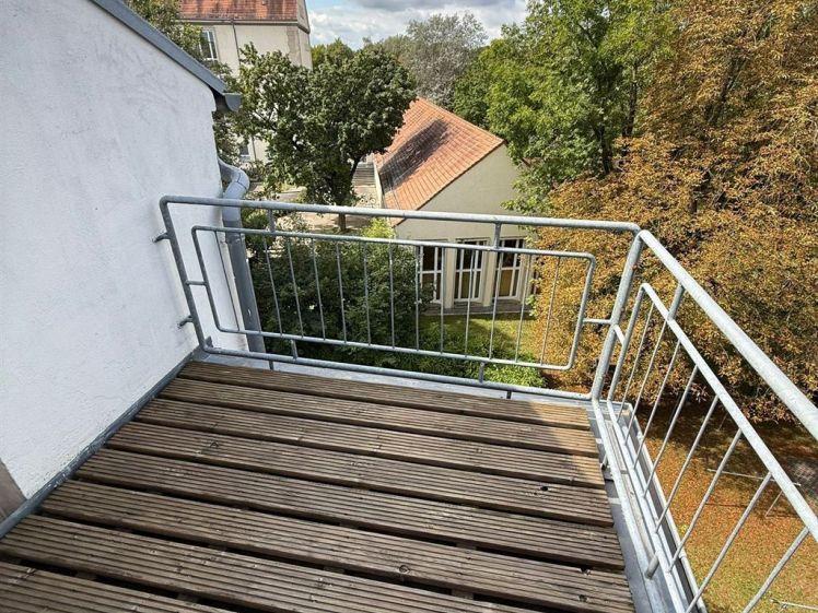 Uninahe und große DG 2-Zimmer mit Balkon, Wanne, Laminat und Einbauküche in guter Lage!* - Foto 1