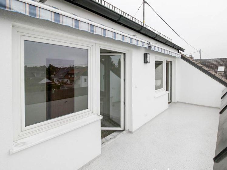 Helle großzügige 3 ZKB Dachwohnung mit sonniger Loggia und EBK zur Ablöse - Photo 1