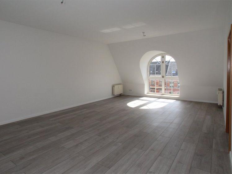 Schöne DG-Wohnung mit attraktivem Laminat und Aufzug - Photo 1