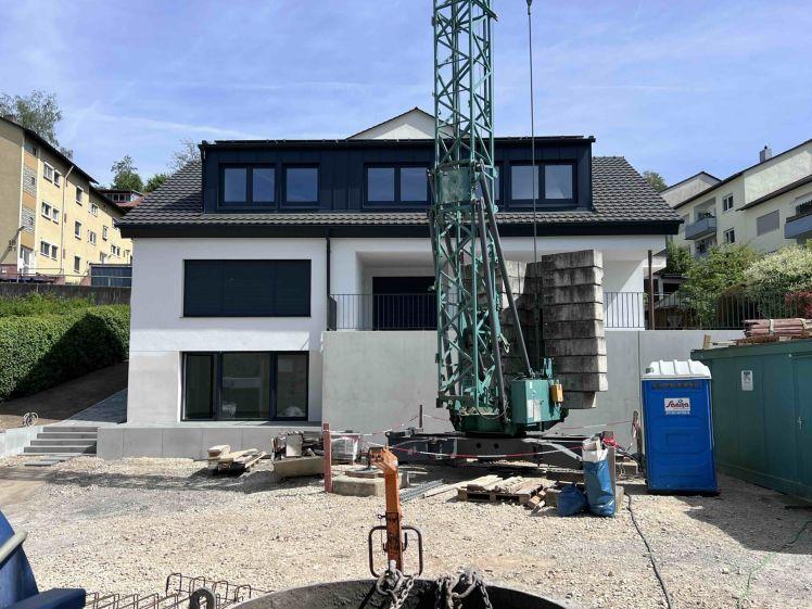 73207 Plochingen: Erstbezug nach Kernsanierung: 3,5-Zi-DG-Wohnung. Balkon. Inkl. EBK. Stellplatz. - Photo 1